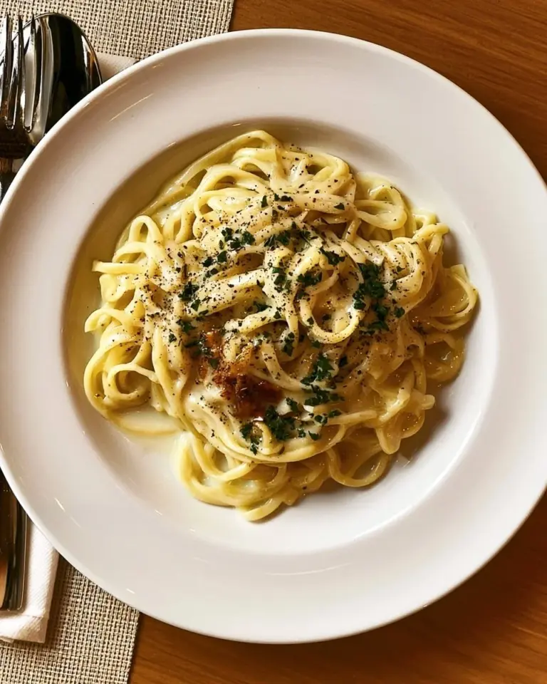 Szybkie spaghetti carbonara na talerzu z serem i boczkiem